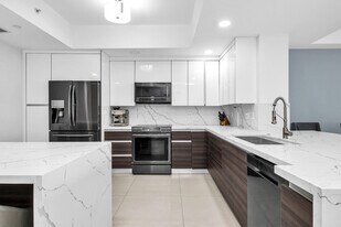 3330 NE 190th St in Aventura, FL - Building Photo