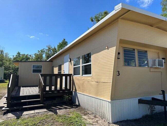 5698 S Orange Blossom Trail in Intercession City, FL - Building Photo - Building Photo