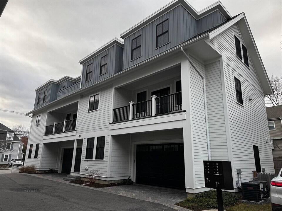 180 Adams St, Unit 2 in Newton, MA - Foto de edificio
