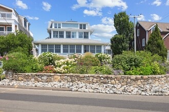 19 Middle Beach Rd in Madison, CT - Building Photo - Building Photo