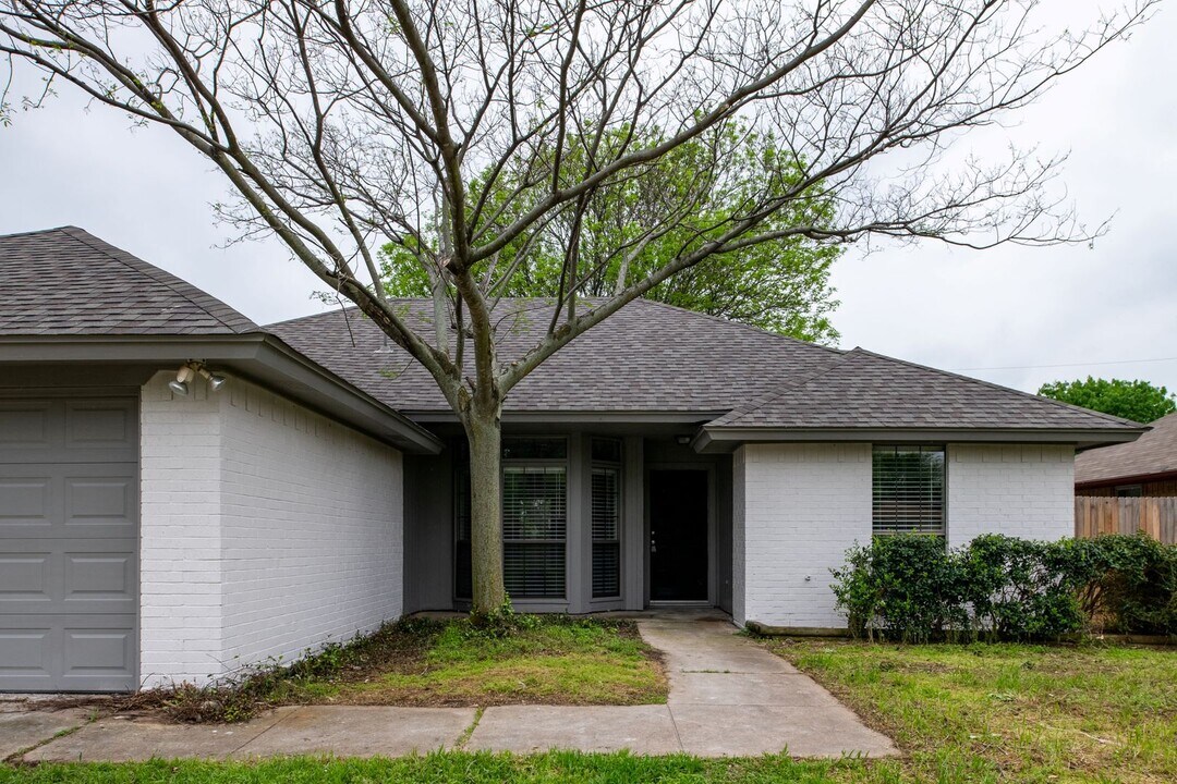 709 Parkview Dr in Burleson, TX - Building Photo