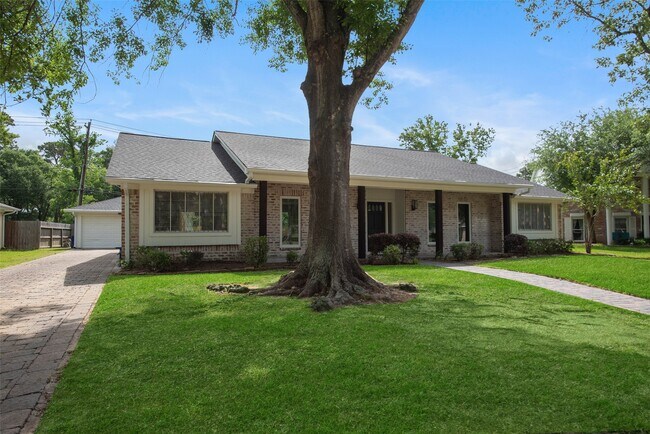 402 Forest Lake Dr in Seabrook, TX - Building Photo - Building Photo