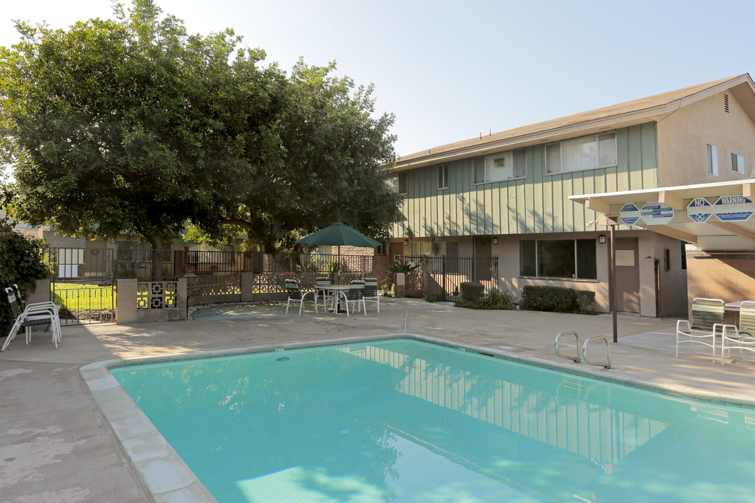 Char-Belle Apartments in Bellflower, CA - Building Photo