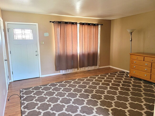 3937 Sheffield Ln in Pueblo, CO - Foto de edificio - Building Photo