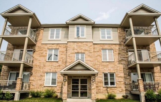 property at 1255 Saint-Sébastien Rue