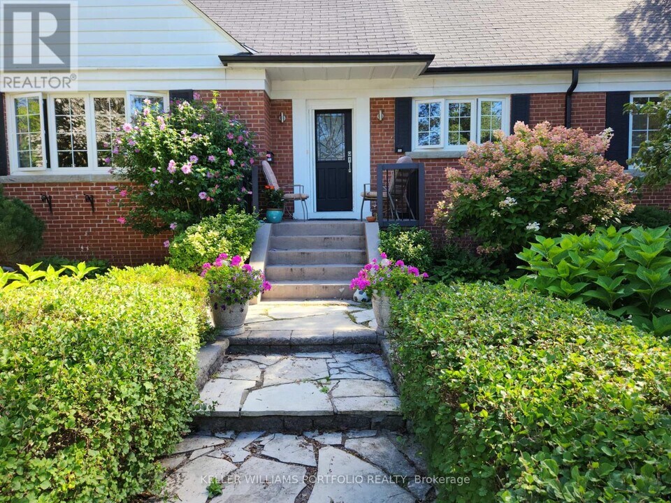 27 Wood Glen Rd in Toronto, ON - Building Photo