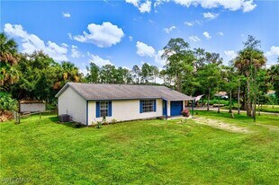 551 Golden Gate Blvd W in Naples, FL - Building Photo