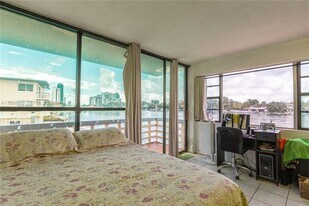 6484 Indian Creek Dr in Miami Beach, FL - Building Photo