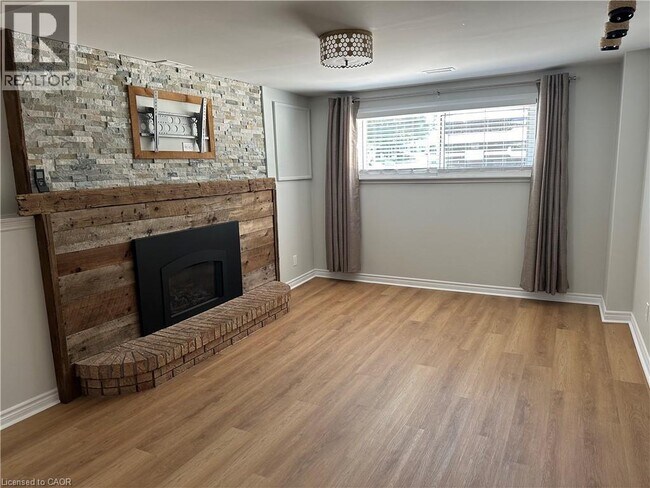 36 Inglewood Ct in Grimsby, ON - Building Photo - Building Photo