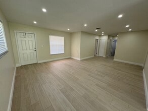 7335 SW 23rd St in Miami, FL - Building Photo - Building Photo