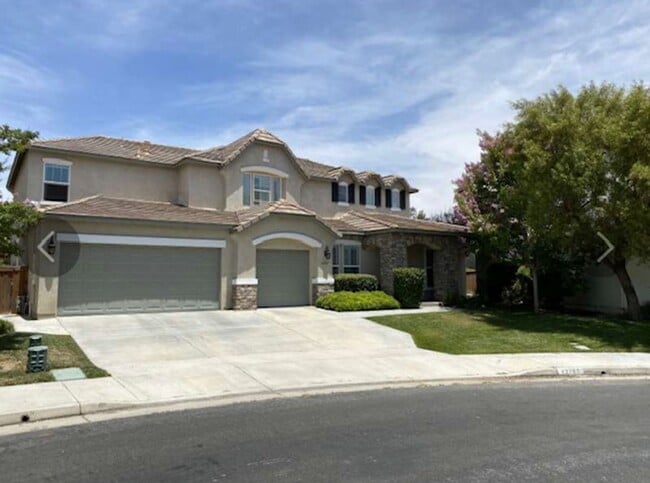property at 43767 Vía Cavalo