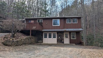 820 Middle Ridge Rd in Sylva, NC - Building Photo
