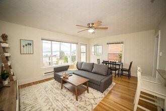 2430 Alki Ave SW in Seattle, WA - Building Photo - Building Photo