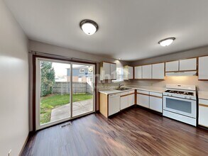 516 Powers Ct in Yorkville, IL - Building Photo - Building Photo