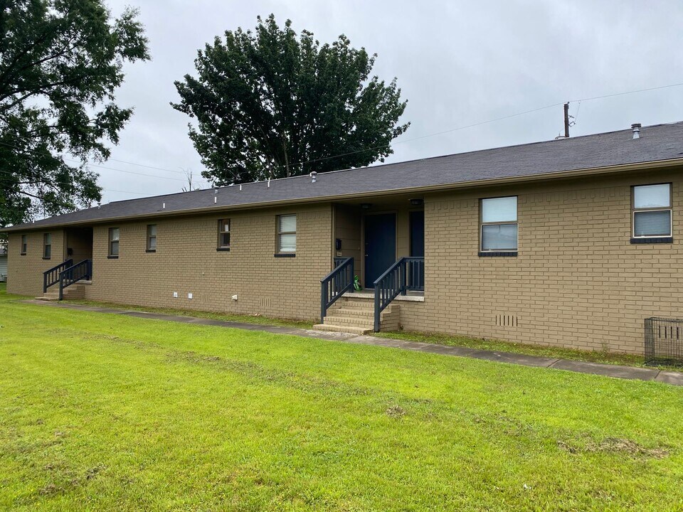 514 W J St in Russellville, AR - Building Photo