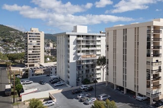 Crown Thurston in Honolulu, HI - Building Photo - Building Photo