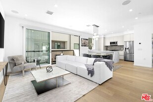 1232 1/2 N Sycamore Ave in Los Angeles, CA - Building Photo