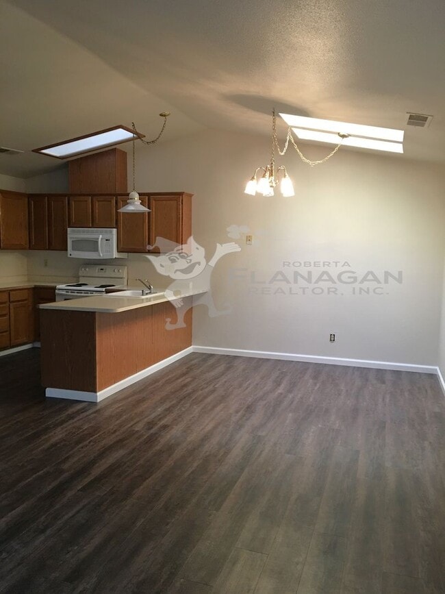 3057 W Queens Cir in Merced, CA - Building Photo - Building Photo