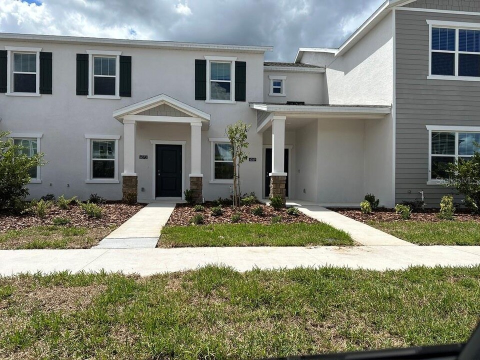 6073 Blissful St in Clermont, FL - Foto de edificio