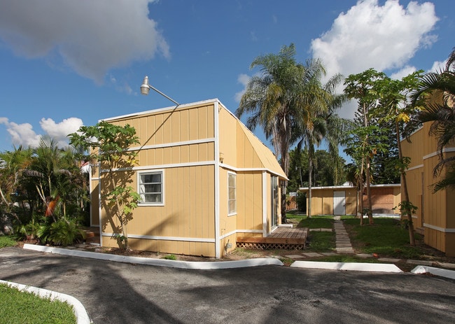 Roosevelt Apartments in Hollywood, FL - Building Photo - Building Photo