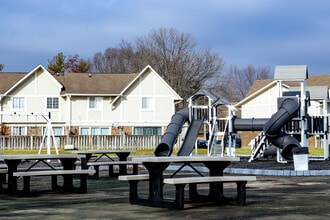 Country Lake Townhomes in Indianapolis, IN - Foto de edificio - Building Photo