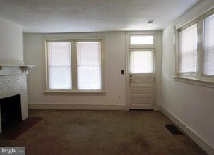 221 Ardmore Ave in Ardmore, PA - Foto de edificio - Building Photo