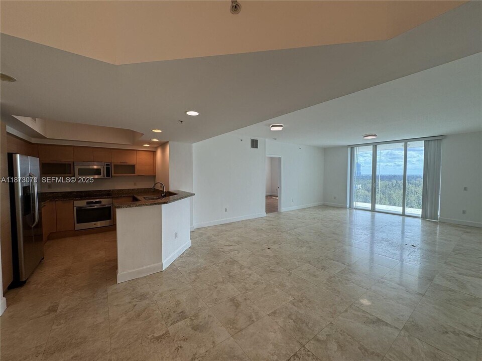 15051 Royal Oaks Ln in North Miami, FL - Building Photo