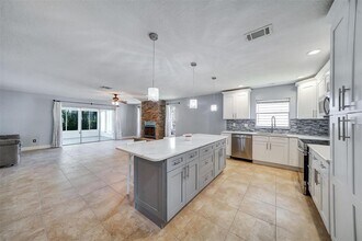 17596 1st St E in Redington Shores, FL - Building Photo - Building Photo