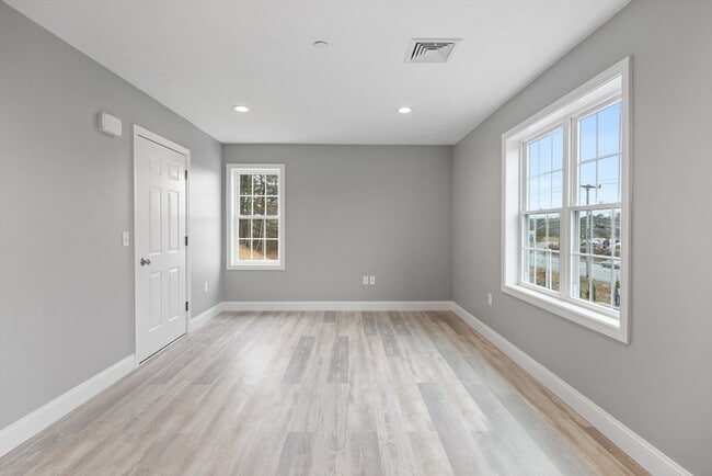 340 Scenic Hwy in Bourne, MA - Building Photo - Building Photo