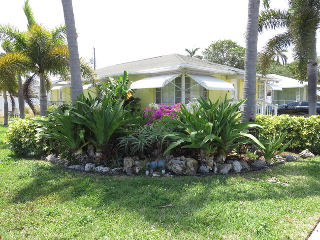 402 W Ocean Ave in Lantana, FL - Foto de edificio - Building Photo