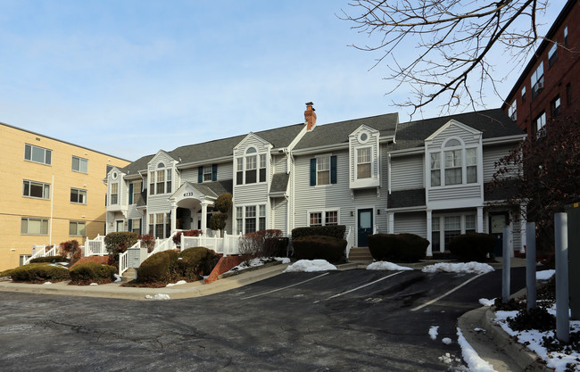 4733 Bradley Blvd in Chevy Chase, MD - Foto de edificio - Building Photo