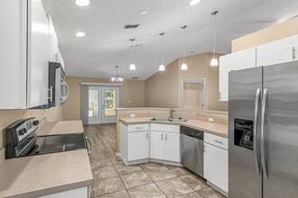 1528 Vista Lake Cir in Melbourne, FL - Building Photo - Building Photo