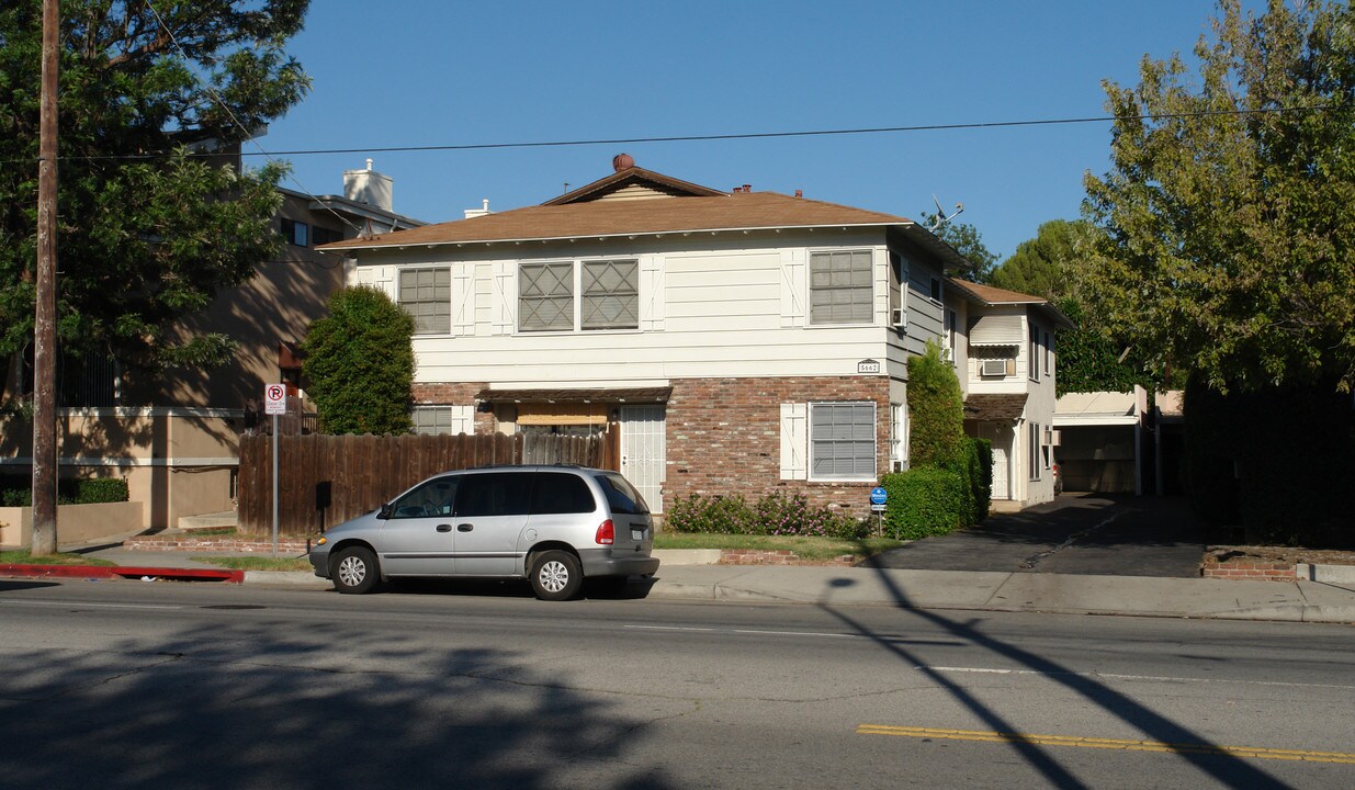 5662 Whitsett Ave in Valley Village, CA - Building Photo