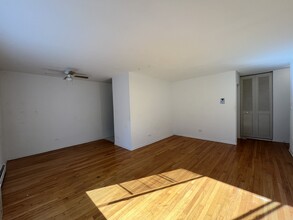 515 W Melrose St, Unit 406 in Chicago, IL - Building Photo - Building Photo