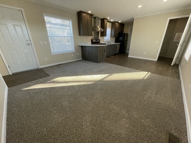 38054 Versailles St in Clinton Township, MI - Building Photo - Building Photo