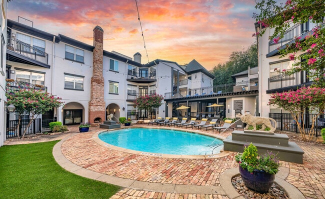 MAA Uptown Village in Dallas, TX - Building Photo - Building Photo