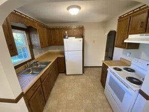 355 S Greensburg St in Hodgenville, KY - Building Photo - Building Photo