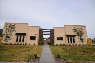 1215 Upas Dr, Unit 2 in Edinburg, TX - Building Photo