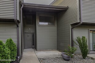 5B Auburn Ct in Red Bank, NJ - Building Photo