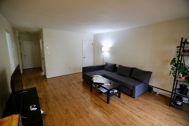 51 Saint Paul St, Unit 4 in Brookline, MA - Building Photo - Building Photo
