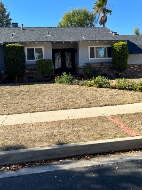 10931 Chimineas Ave in Porter Ranch, CA - Foto de edificio - Building Photo