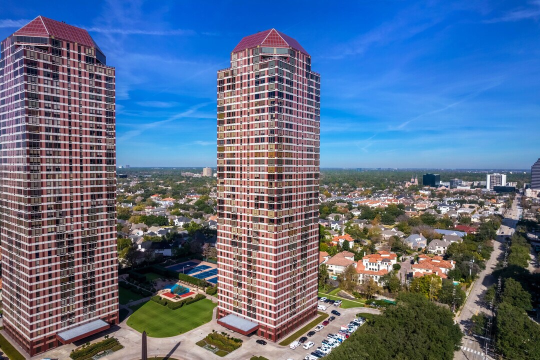 Four Leaf Towers (East Tower) in Houston, TX - Foto de edificio