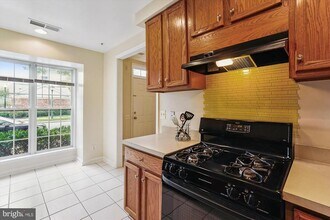 333 Prettyman Dr in Rockville, MD - Building Photo - Building Photo