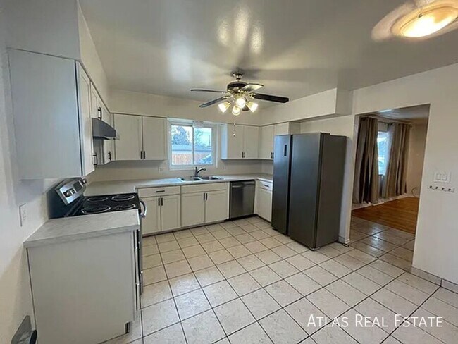 995 Ingalls St in Lakewood, CO - Building Photo - Building Photo