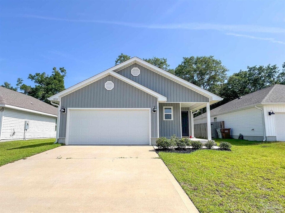 5257 Peach Dr in Milton, FL - Building Photo