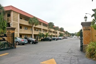 11000 62nd Ave N in Seminole, FL - Building Photo