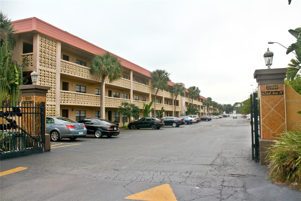 11000 62nd Ave N in Seminole, FL - Building Photo