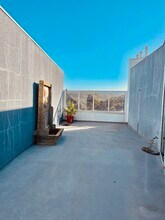 171 N Church Ln, Unit PH 10 in Los Angeles, CA - Foto de edificio - Building Photo