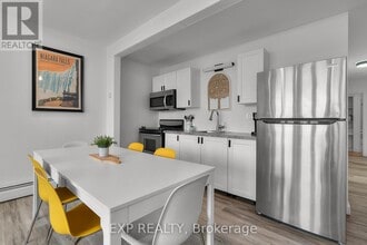 4595 Queen St in Niagara Falls, ON - Foto de edificio - Building Photo