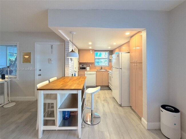 541 Blue Heron Dr in Hallandale Beach, FL - Foto de edificio - Building Photo